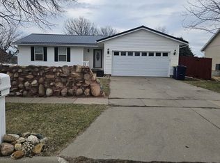 202 S Q Ave, Vinton, IA 52349