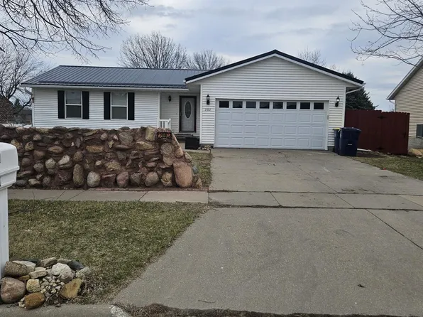 202 S Q Ave, Vinton, IA 52349