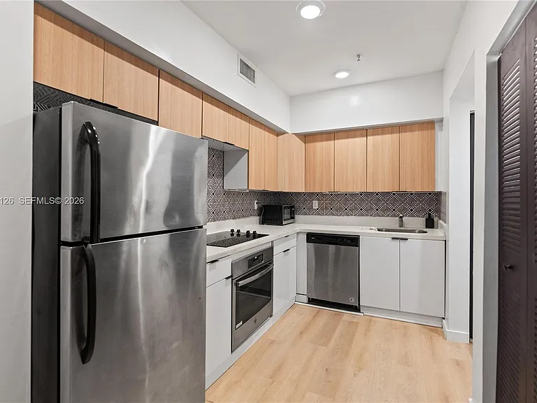 810 7th St #102 — Photo 3