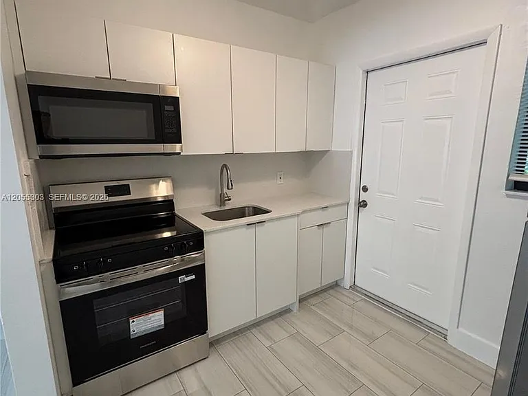 671 SW 7th St #7 — Photo 6