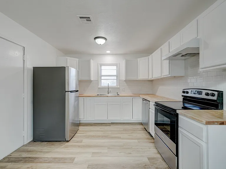 12250 E Post Oak Rd — Photo 6