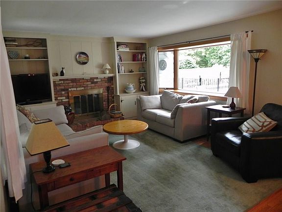 3rd image of 42 Hillcrest Dr