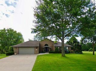 215 Parklane Dr, East Dubuque, IL 61025
