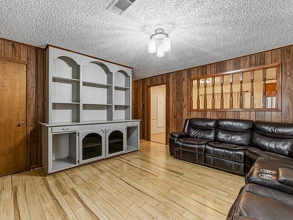 3rd image of 10659 Oak Dr