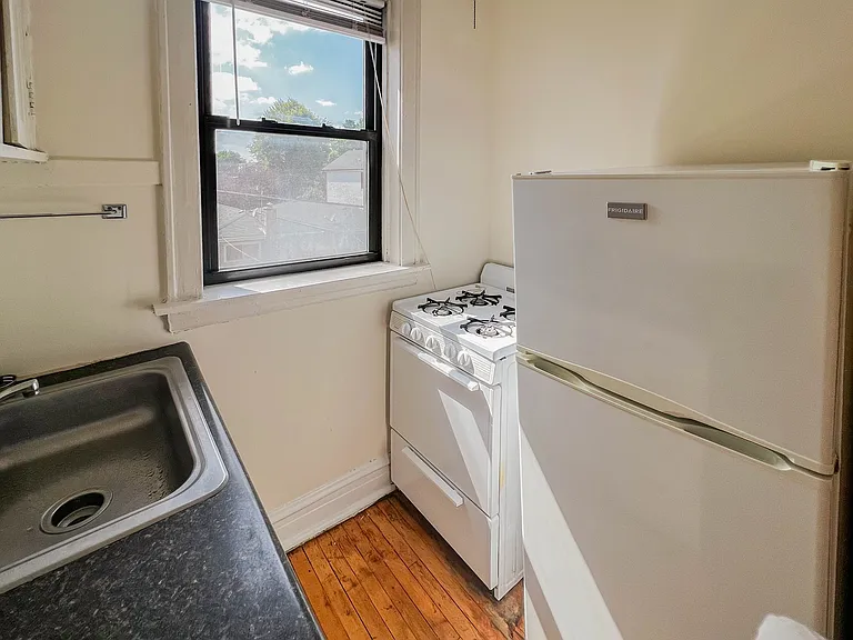 3620 1/2 N Marshfield Ave #2B — Photo 8