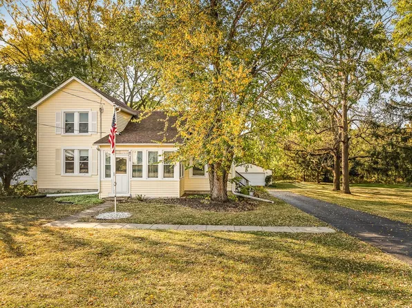305 E Bluff St, Winnebago, IL 61088