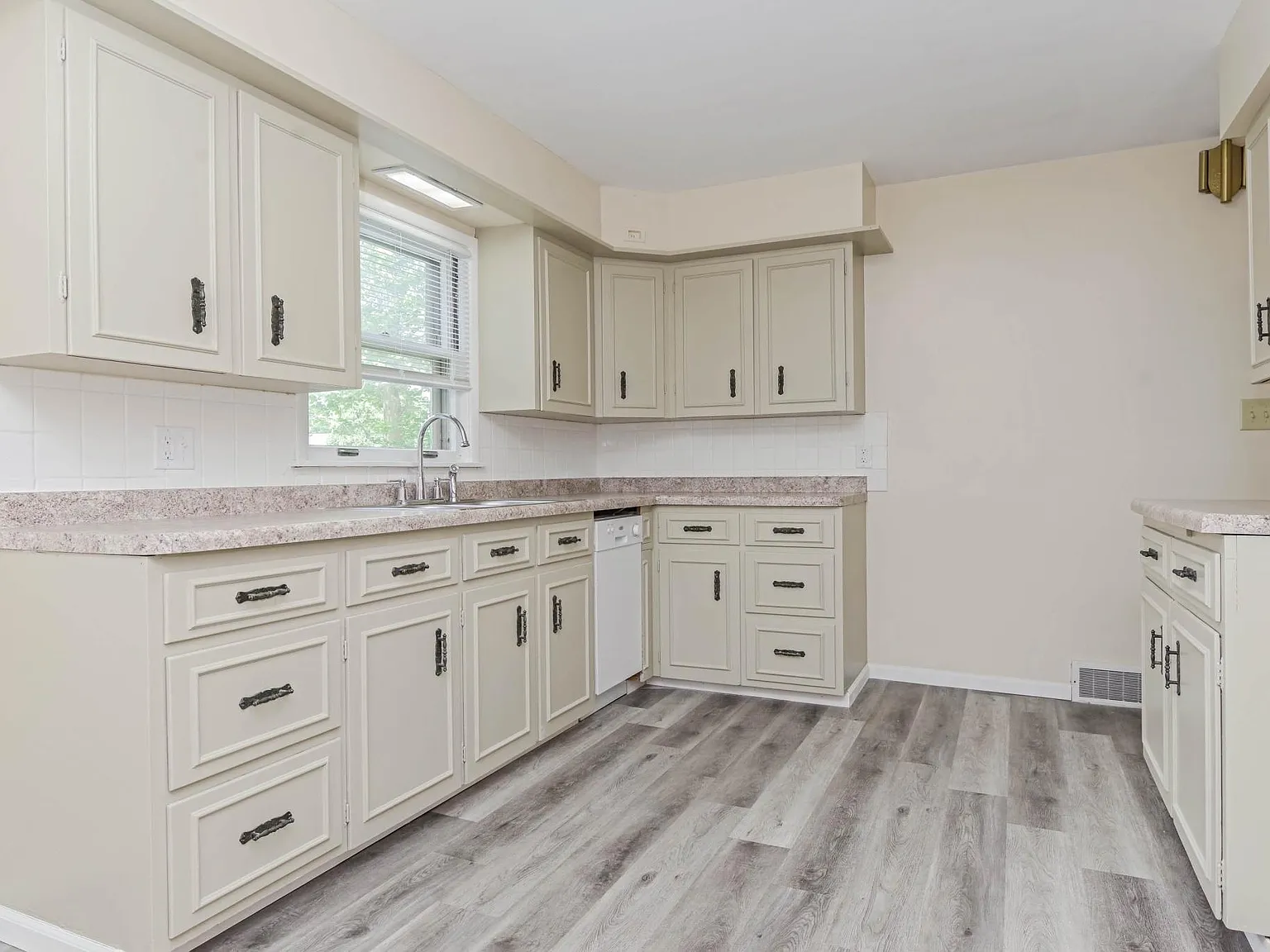 3 bed, 2316 sqft, $2,000 — Photo 2