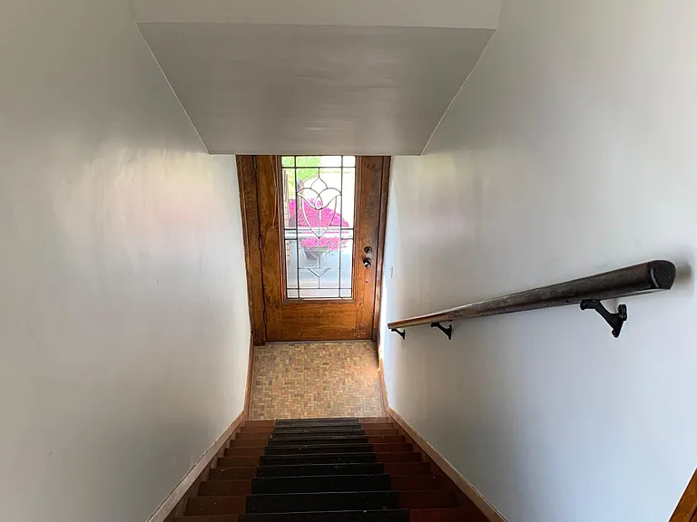 2097 Lewis Dr #UPSTAIRS — Photo 2