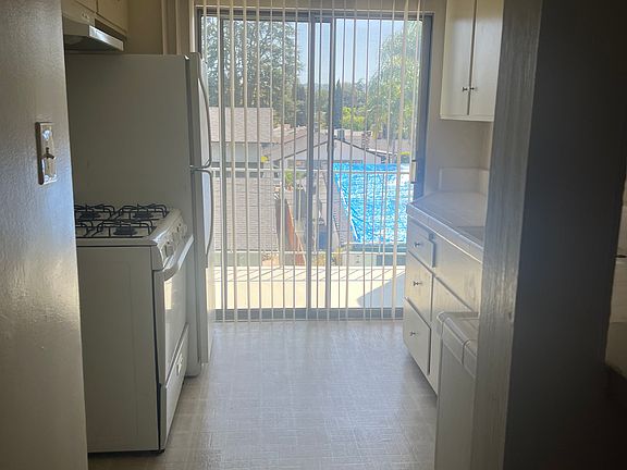 3rd image of 14134 Burbank Blvd #13