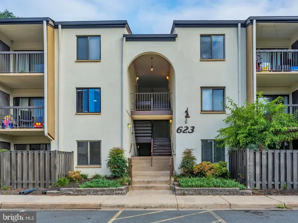 623 Center St APT T4, Herndon, VA 20170