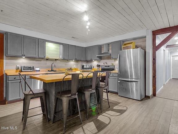 3rd image of 614 W Thurman Road