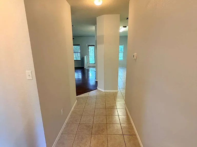 1006 Reynaldo St — Photo 3