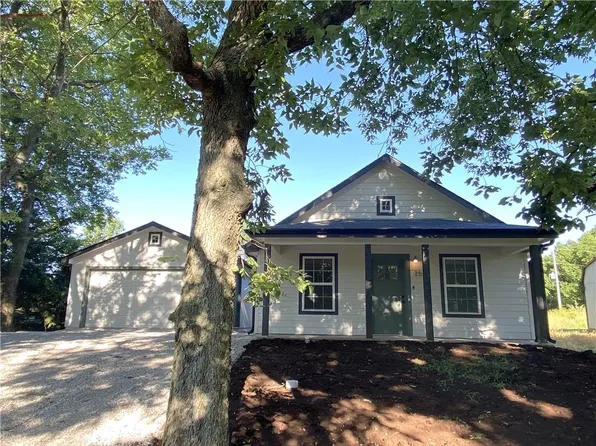 25 Locust Ln, Linn Valley, KS 66040