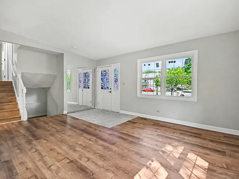 410 Ashwood Ct — Photo 13