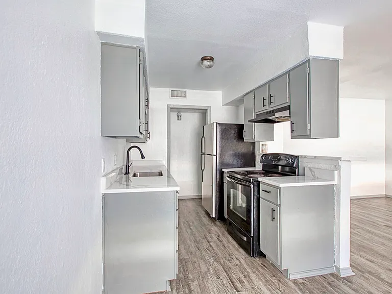 916 Isbell Rd #D — Photo 3