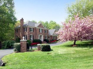 852 Trotting Ct, Great Falls, VA