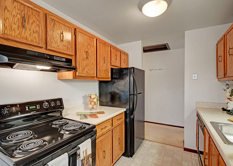Sunset Ridge Kitchen View with Oven and Fridge