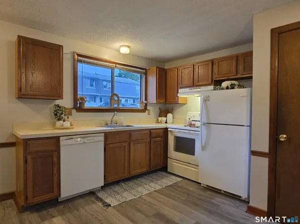 1568 Meriden Rd APT 4C, Waterbury, CT 06705