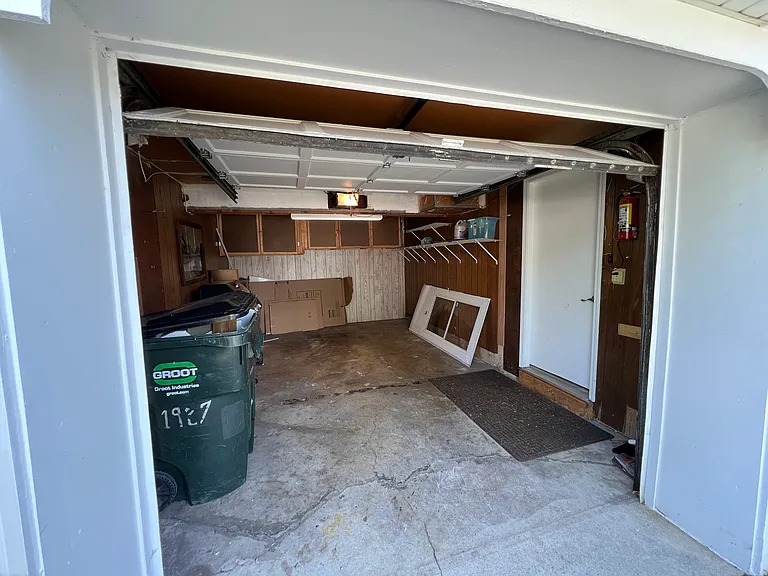 1927 Governors Ln — Photo 6