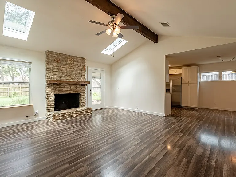 1001 Echo Ln — Photo 3
