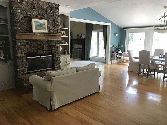 3rd image of 10989 Woodlake Dr