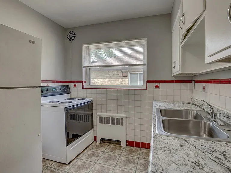 1672 Llanfair Ave #3 — Photo 9