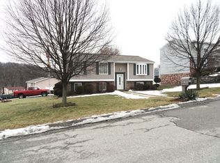 132 Penn Crest Cir, White Oak, PA 15131