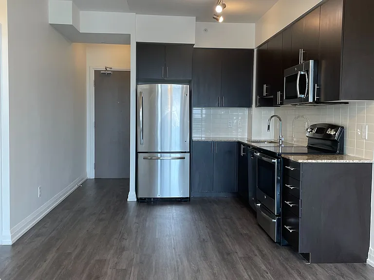 7167 Yonge St #202 — Photo 2