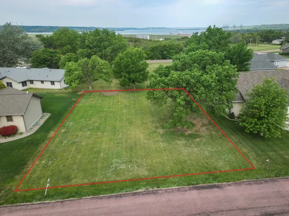 418 Park Ave, Pickstown, SD 57367
