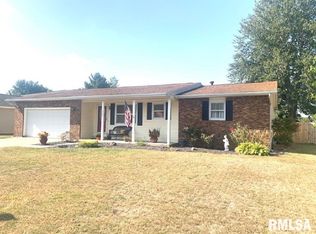 511 Black Hills Dr, Taylorville, IL 62568