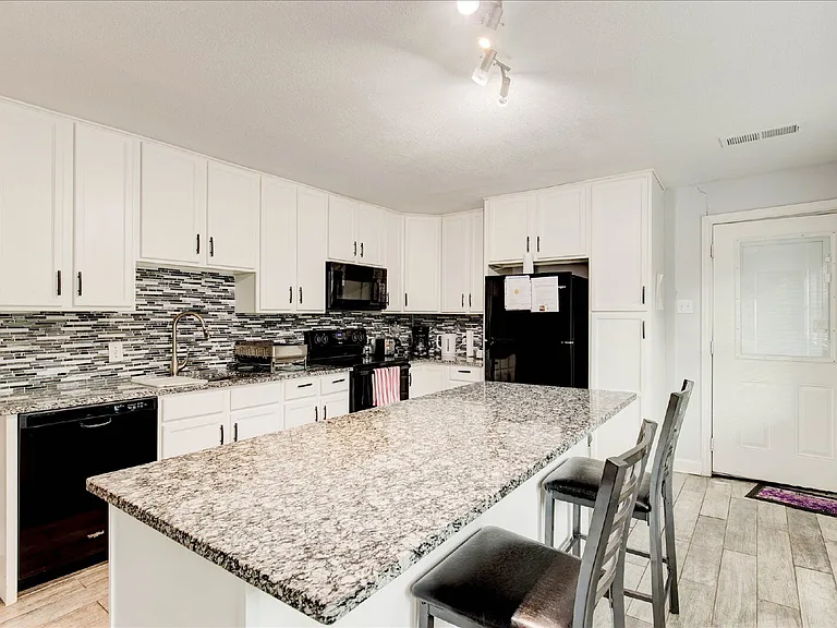 2801 W Biddison St — Photo 14