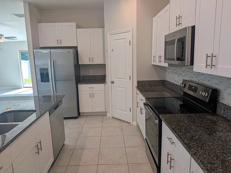 446 Argyll Dr — Photo 5