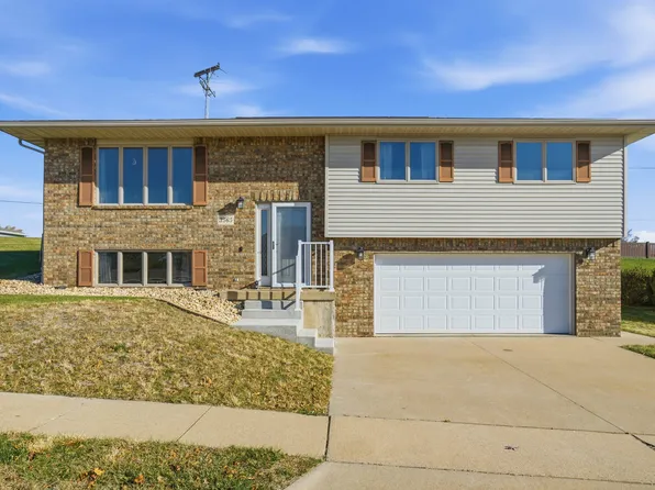 3565 Lunar Dr, Dubuque, IA 52003