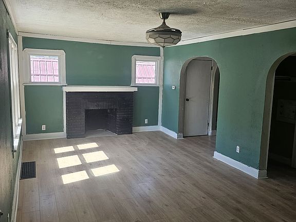3rd image of 250 Helen Ave