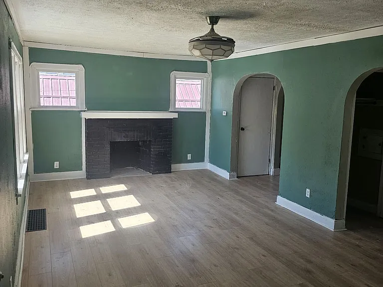 250 Helen Ave — Photo 3
