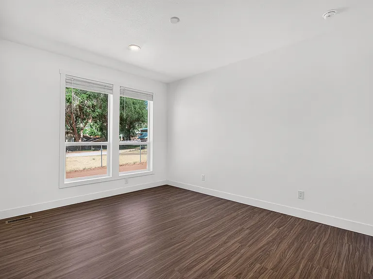 470 E Jessop Ave — Photo 11