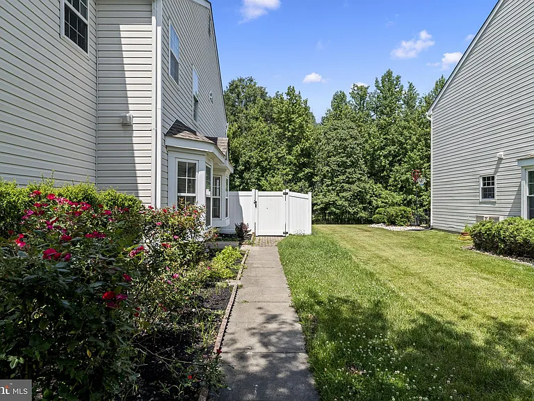 124 Buckingham Way — Photo 4