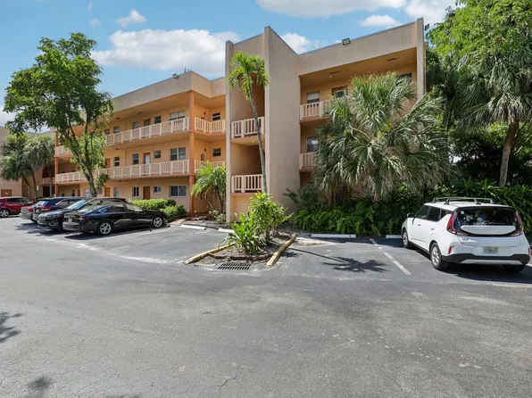 8400 LAGOS DE CAMPO Boulevard #303, Tamarac, FL 33321