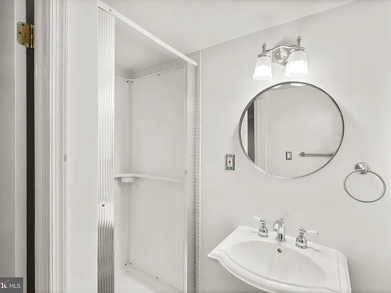 1120 S Kenwood Ave — Photo 30