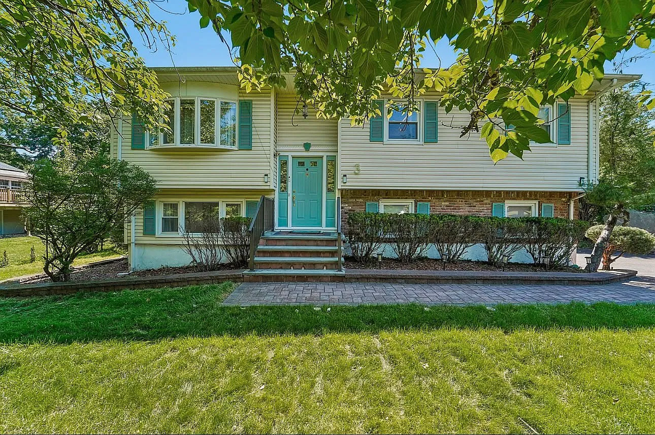 4 bed, $4,650 — Photo 1