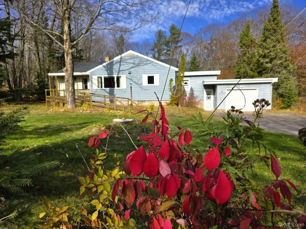 97 Midway Dr, Negaunee, MI 49866
