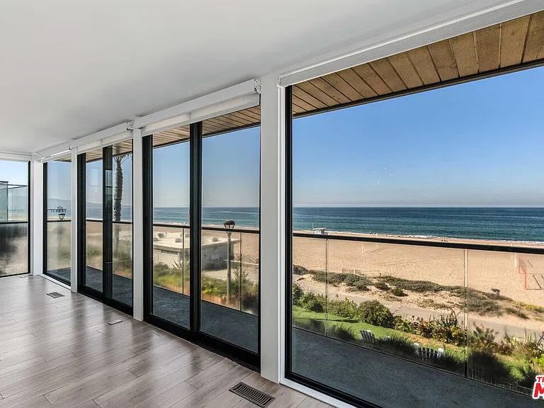 2308 The Strand — Photo 10