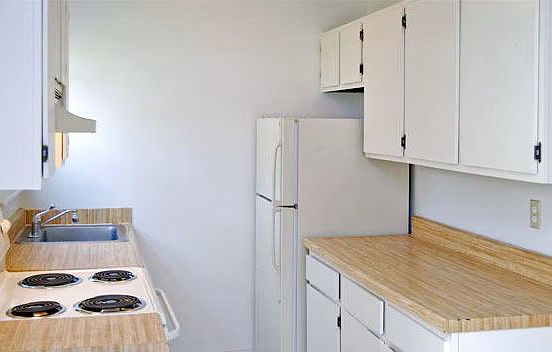 Kitchen: Cabinetries are original and floorings are vinyls. Colors may vary.