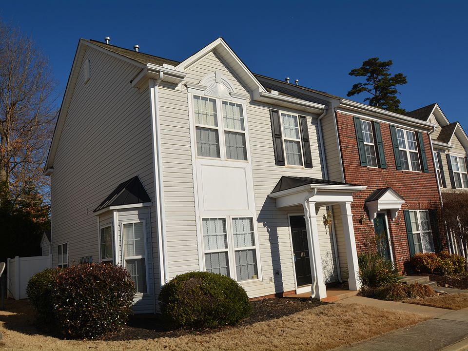 End unit with side bay window and covered entry