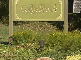 90 Ledgebrook Dr, Norwalk, CT