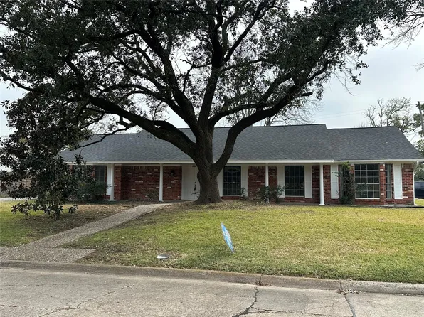 4821 Burning Tree Dr, Baytown, TX 77521