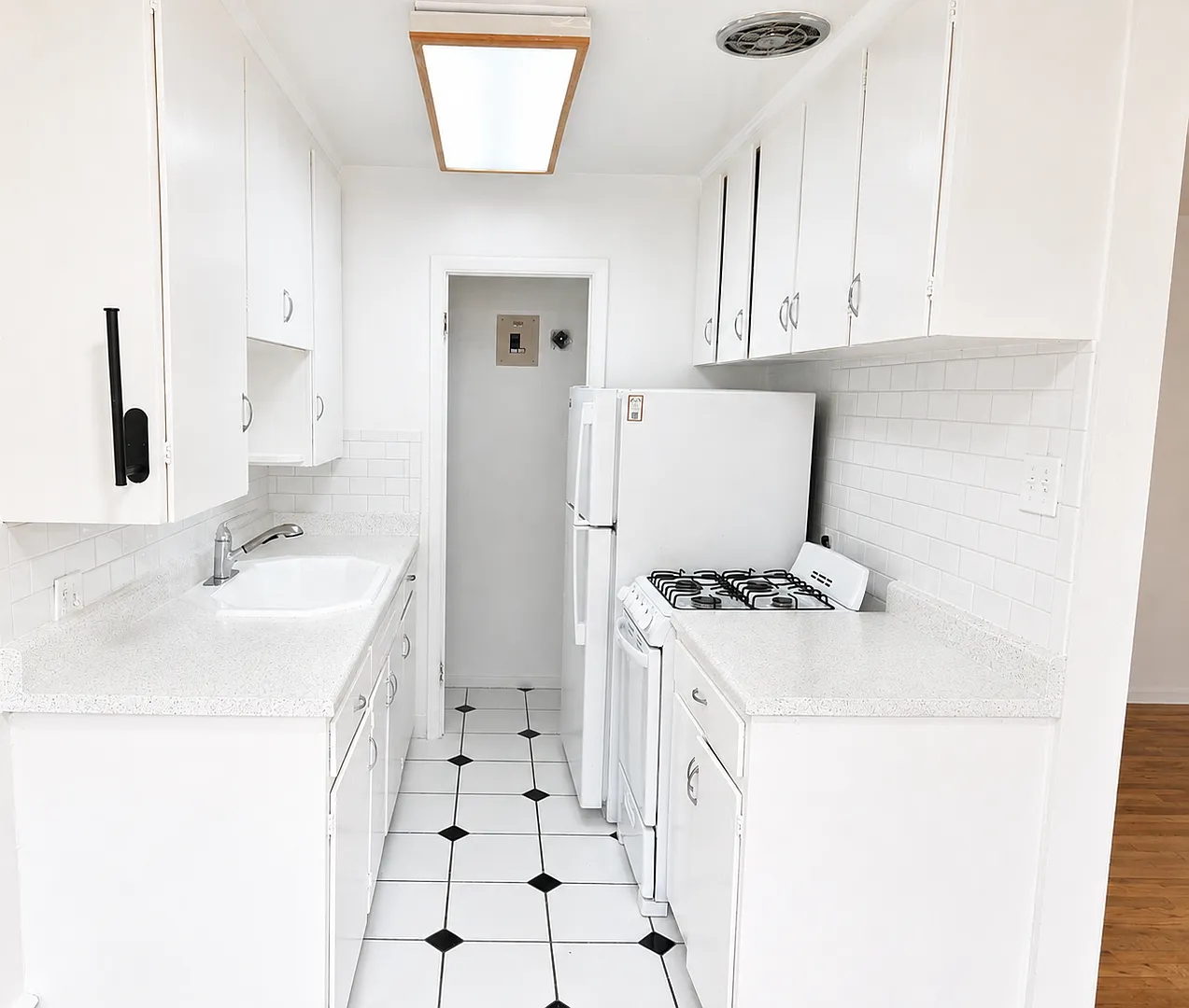 Dahlia Apartments in Hale neighborhood — Photo 4
