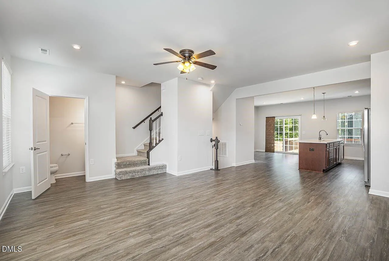 3 bed, 2.5 bath, 2041 sqft, $2,200 — Photo 4
