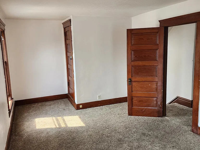 726 W Pleasant St — Photo 3
