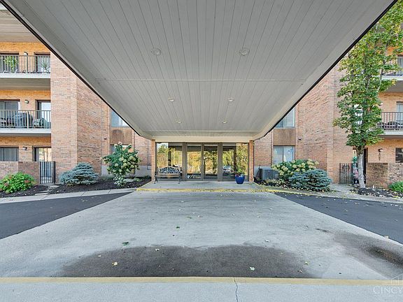 3rd image of 3543 Amberacres Dr Unit 107W